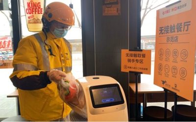 无接触服务成常态 送餐机器人保障用餐安心